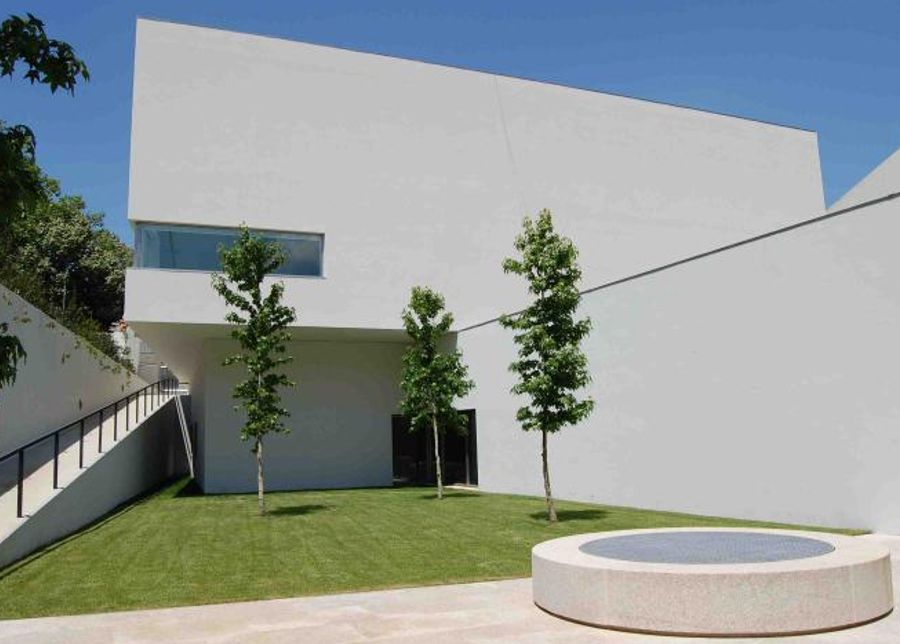 Centro de Arte Contemporânea Graça Morais/ Biografia